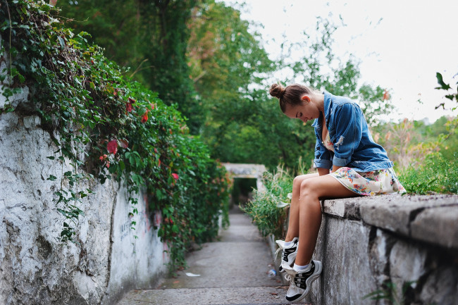 Обои картинки фото бестия, девушки, - брюнетки,  шатенки, девушка, женщина, шатенка, темноволосая, сексуальная, модель, звезда, позирует, разная, обувь, верхняя, стильная, одежда, нижнее, эротическое, бельё, трусы, лифчик, колготки, чулки, аксессуары, макияж, и, множество, элементов, на, фотографии