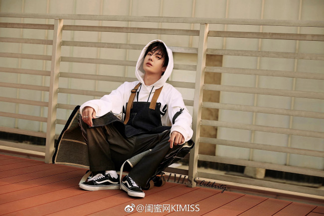 Обои картинки фото мужчины, wang yi bo, актер, певец, толстовка, капюшон, ограда