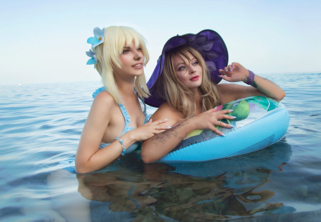 Обои картинки фото девушки, симонет секунова, подруги, шляпа, море, круг