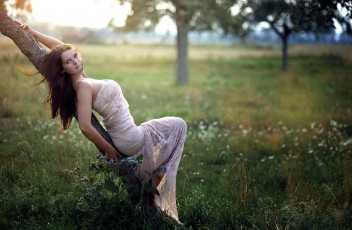 Картинка девушки -+брюнетки +шатенки луг брюнетка поза дерево