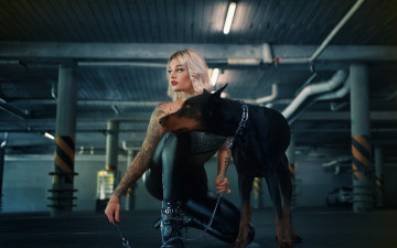 Картинка девушки -+блондинки +светловолосые блондинка поза латекс тату собака