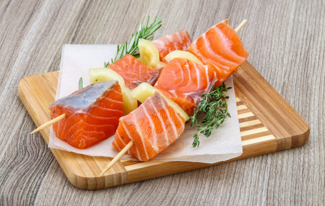 Обои картинки фото еда, рыба,  морепродукты,  суши,  роллы, форель, розмарин, перец