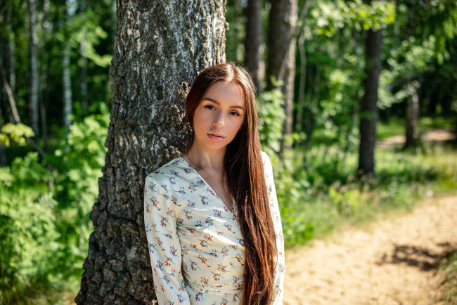 Обои картинки фото девушка - girl, девушки, - лица,  портреты, девушка, женщина, шатенка, темноволосая, сексуальная, модель, звезда, позирует, разная, обувь, верхняя, стильная, одежда, нижнее, эротическое, бельё, трусы, лифчик, колготки, чулки, аксессуары, макияж, и, множество, элементов, на, фотографии