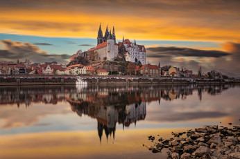обоя альбрехтсбург, города, замки германии, замок, дома, озеро, камни, тучи, закат