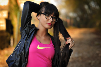 Картинка девушки -+брюнетки +шатенки брюнетка очки топ куртка осень