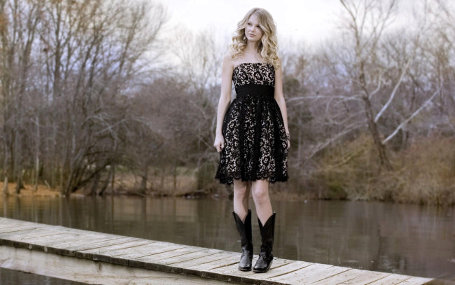 Обои картинки фото девушки, taylor swift, блондинка, платье, сапоги, лес, осень, озеро, мост