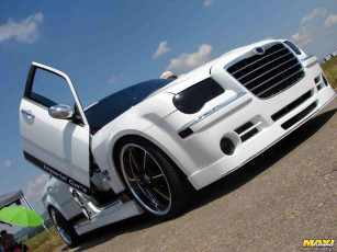 Картинка автомобили выставки уличные фото