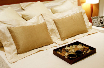 Картинка интерьер спальня кровать подушки