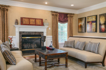 Картинка интерьер гостиная диваны столик камин