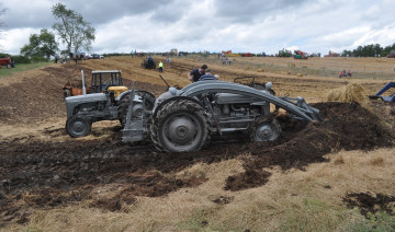 Картинка техника тракторы поле работы