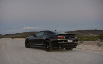 Картинка автомобили camaro дорога