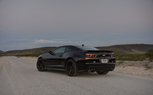 Обои картинки фото автомобили, camaro, дорога