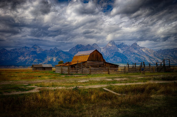 Картинка природа пейзажи сарай поле горы