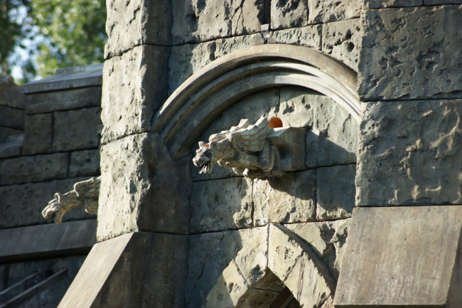 Обои картинки фото самарская обл,  хрящевка,  замок гарибальди, города, - дворцы,  замки,  крепости, деревья, замок, камни, скульптура