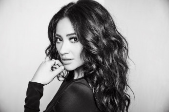 Картинка shay+mitchel девушки shay+mitchell shay mitchell девушка чёрно-белая модель актриса брюнетка красотка макияж поза