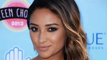 Картинка shay+mitchel девушки shay+mitchell shay mitchell девушка модель актриса брюнетка красотка макияж поза