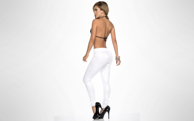 Обои картинки фото lina posada, девушки, lina, posada, девушка, модель, блондинка, красотка, красавица, поза, взгляд, бельё, стройная