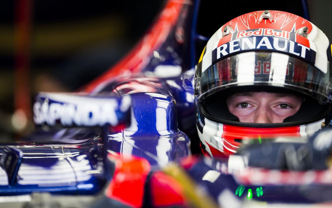 Обои картинки фото спорт, формула 1, toro, rosso, даниил, квят, болид, шлем, лицо, пилот