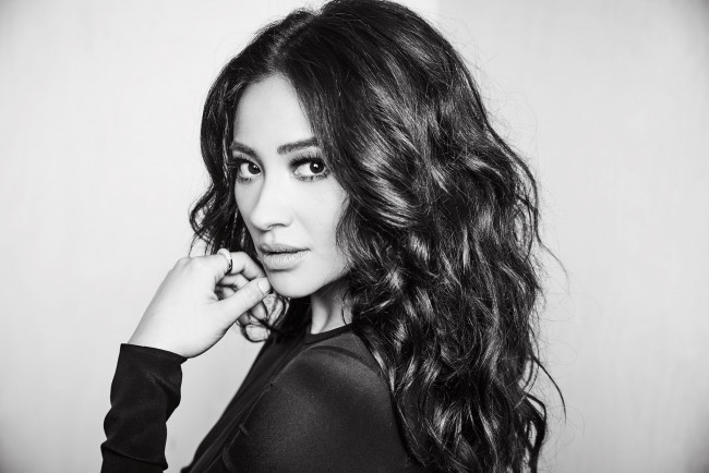 Обои картинки фото shay mitchel, девушки, shay mitchell, shay, mitchell, девушка, чёрно-белая, модель, актриса, брюнетка, красотка, макияж, поза