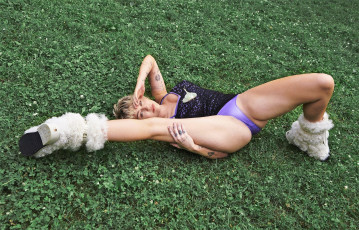 обоя музыка, miley cyrus, блондинка, тату, топ, трусики, сапоги, лужайка