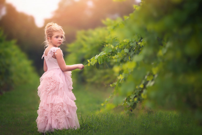 Обои картинки фото разное, дети, девочка, платье, ветка