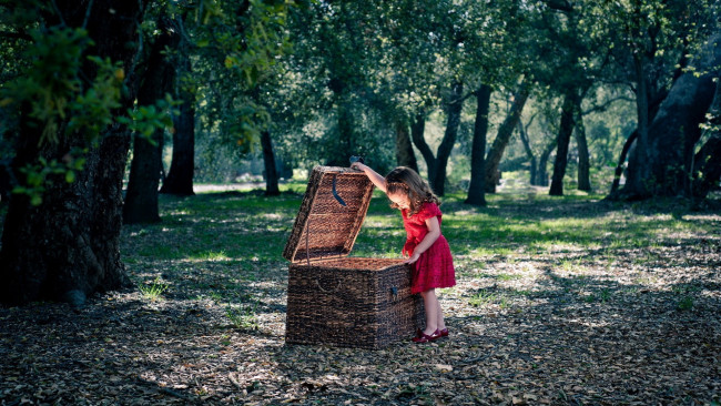 Обои картинки фото разное, дети, девочка, короб