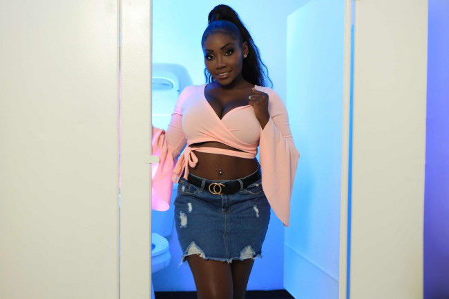 Обои картинки фото osa lovely, девушки, osa, lovely, девушка, модель, брюнетка, темнокожая, чернокожая, поза, мулатка