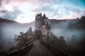 обоя города, замок эльц , германия, тучи, туман, горы, замок, дорога, мост, деревья