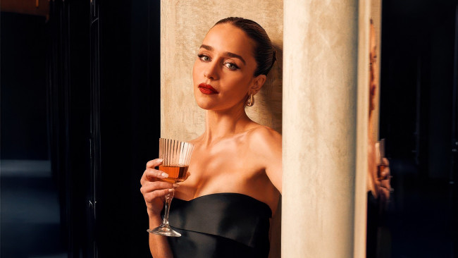 Обои картинки фото девушки, emilia clarke, актриса, шатенка, платье, бокал