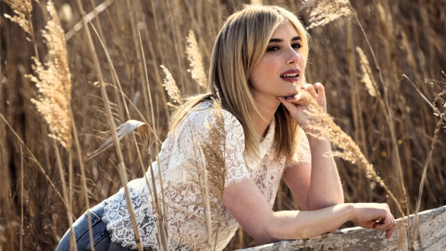 Обои картинки фото девушки, emma roberts, блондинка, топ, джинсы, трава, колоски