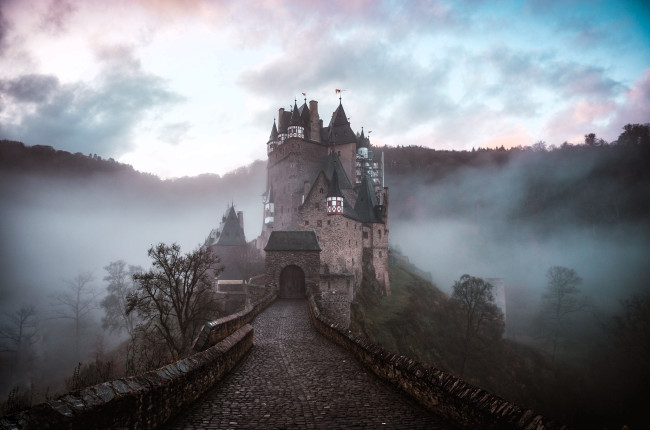 Обои картинки фото города, замок эльц , германия, тучи, туман, горы, замок, дорога, мост, деревья