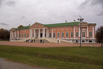 Картинка города исторические архитектурные памятники облака деревья дом трава