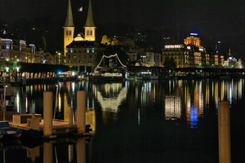Картинка города огни ночного вода дома освещения