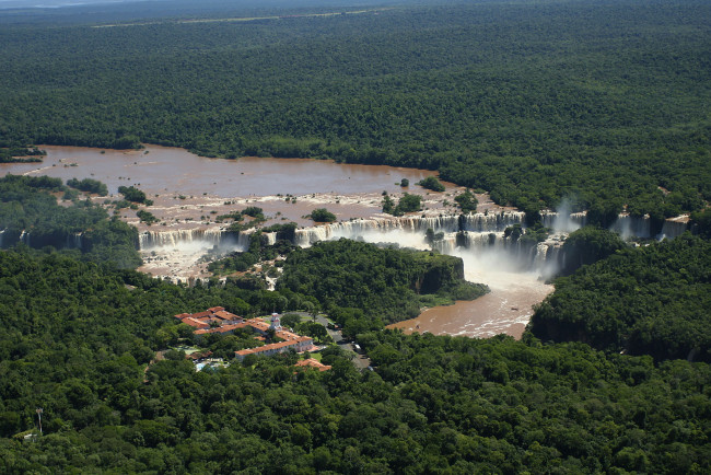 Обои картинки фото природа, водопады, дорога, здания, леса, река