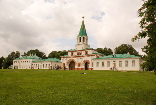 Обои картинки фото города, исторические, архитектурные, памятники, трава, здание, облака, деревья