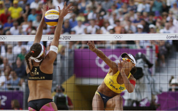 Картинка спорт волейбол девушки мяч сетка атака