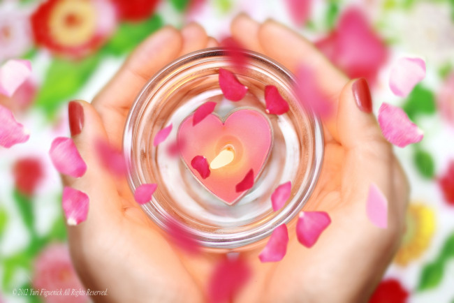 Обои картинки фото разное, свечи, пламя, лепестки, ладони