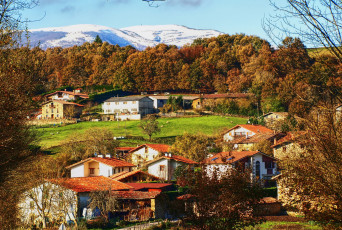 Картинка испания+эстрибасьонес+дель+горбеа города -+пейзажи испания дома деревья трава