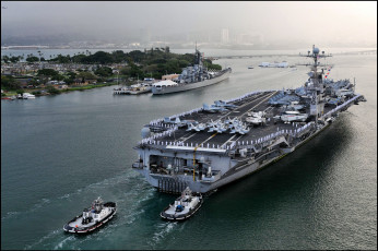 обоя uss abraham lincoln, корабли, авианосцы,  вертолётоносцы, гавань, самолеты, палуба, авианосец, буксиры