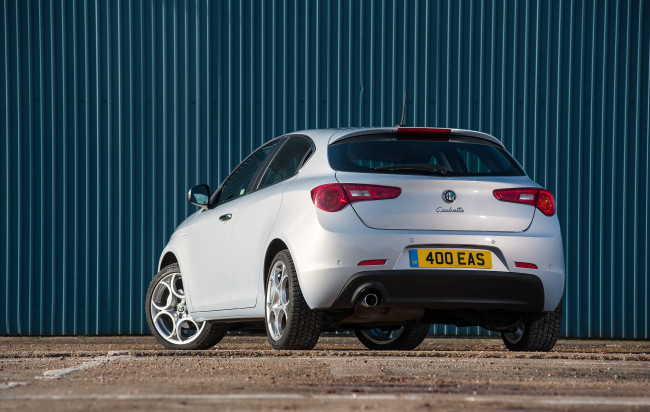 Обои картинки фото автомобили, alfa romeo, светлый, 2014г, 940, uk-spec, giulietta, alfa, romeo
