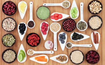 Картинка еда разное tomato lime специи lemon raspberry spoon черника малина berry ягоды корица семена spices seed фасоль лимон лайм