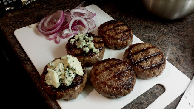 Обои картинки фото еда, мясные блюда, лук, котлеты, сыр