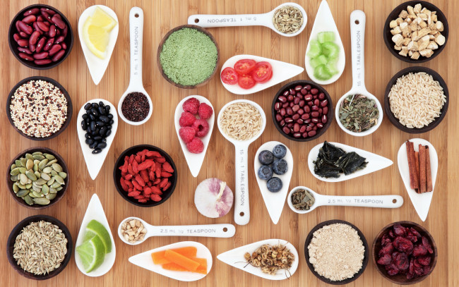 Обои картинки фото еда, разное, tomato, lime, специи, lemon, raspberry, spoon, черника, малина, berry, ягоды, корица, семена, spices, seed, фасоль, лимон, лайм