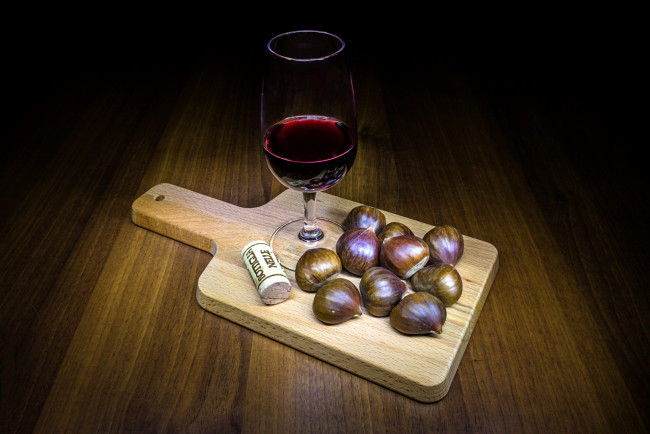 Обои картинки фото еда, орехи,  каштаны,  какао-бобы, каштаны, вино