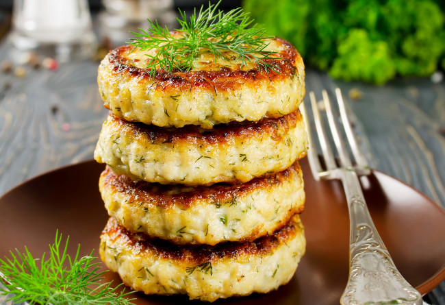 Обои картинки фото еда, мясные блюда, fork, closeup, baking, котлеты, оладьи, вилка, выпечка