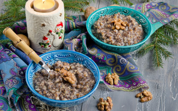 Картинка праздничные угощения ёлка свеча кутья тарелки орехи