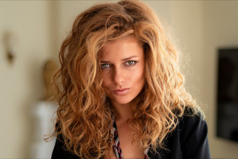 обоя julia yaroshenko, девушки, юлия ярошенко, красотка, рыжеволосая, красавица, модель, лицо, причёска, веснушки, поза, портрет, девушка, julia, yaroshenko, взгляд, сексуальная