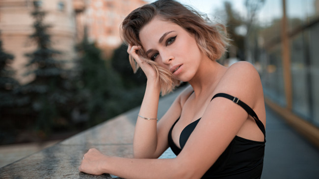 Обои картинки фото девушки, -unsort , блондинки,  светловолосые, чувственный, взгляд, макияж, розовая, помада, портрет, блондинка, волнистые, волосы, модель, черное, платье, голые, плечи, на, зрителя