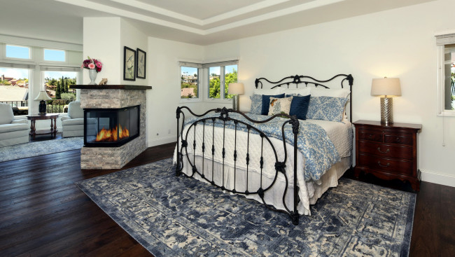 Обои картинки фото интерьер, спальня, кровать, камин