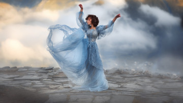 Картинка девушки -+брюнетки +шатенки шелковое платье